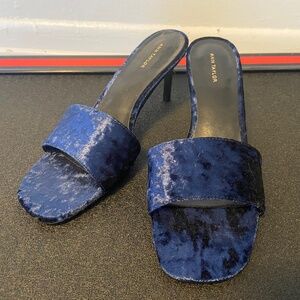 Women’s dark blue velvet heels size 8. Never worn